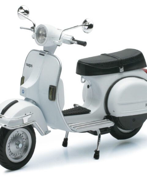 Vespa P200E 1978 [4 Colori Assortiti], Scala 1:12