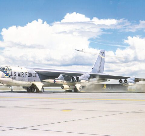 B-52G Stratofortress Early version with Hound Dog Missiles ITALERI 1451scala 1 : 72