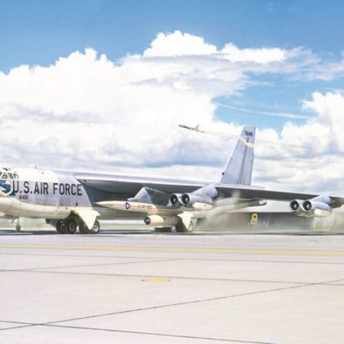 B-52G Stratofortress Early version with Hound Dog Missiles ITALERI 1451scala 1 : 72