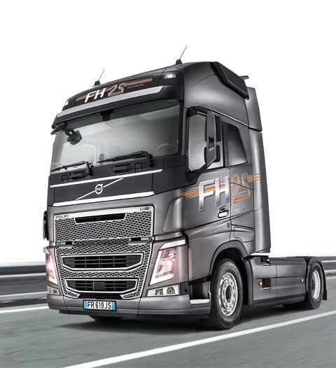 VOLVO FH4 GLOBETROTTER XL scala 1:24 Italeri 3940 + COLLA OMAGGIO