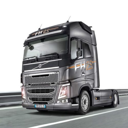VOLVO FH4 GLOBETROTTER XL scala 1:24 Italeri 3940 + COLLA OMAGGIO