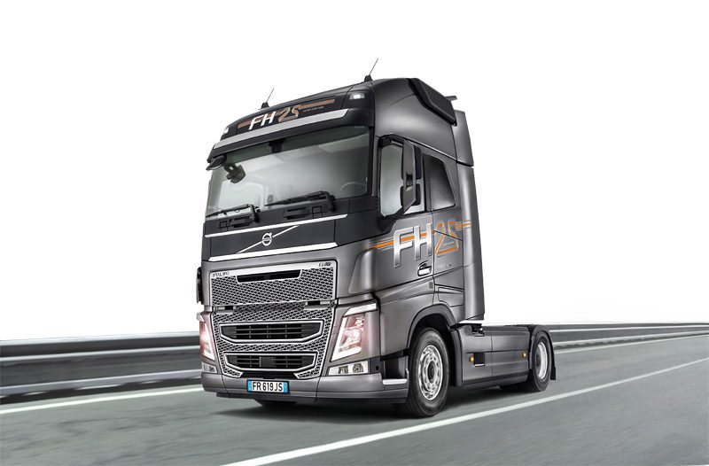VOLVO FH4 GLOBETROTTER XL scala 1:24 Italeri 3940 + COLLA OMAGGIO