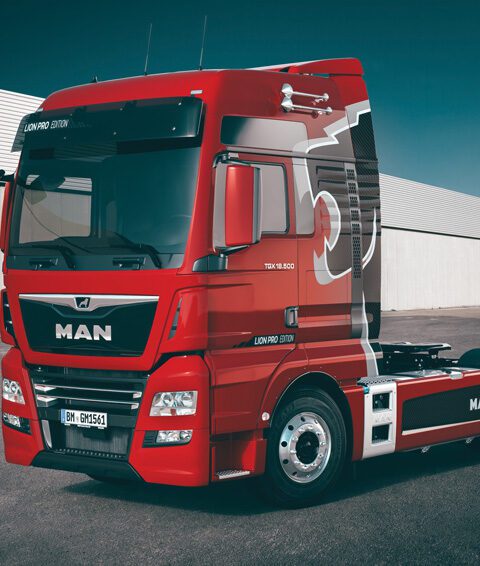 ITALERI - 3959 - MAN TGX 18.500 XXL Lion Pro Edition scala 1:24  + COLLA OMAGGIO