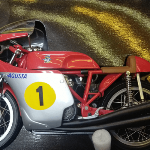 122 781212 Minichamps 1.12  MV Agusta 500 World Champion 1970 #1 G. Agostini